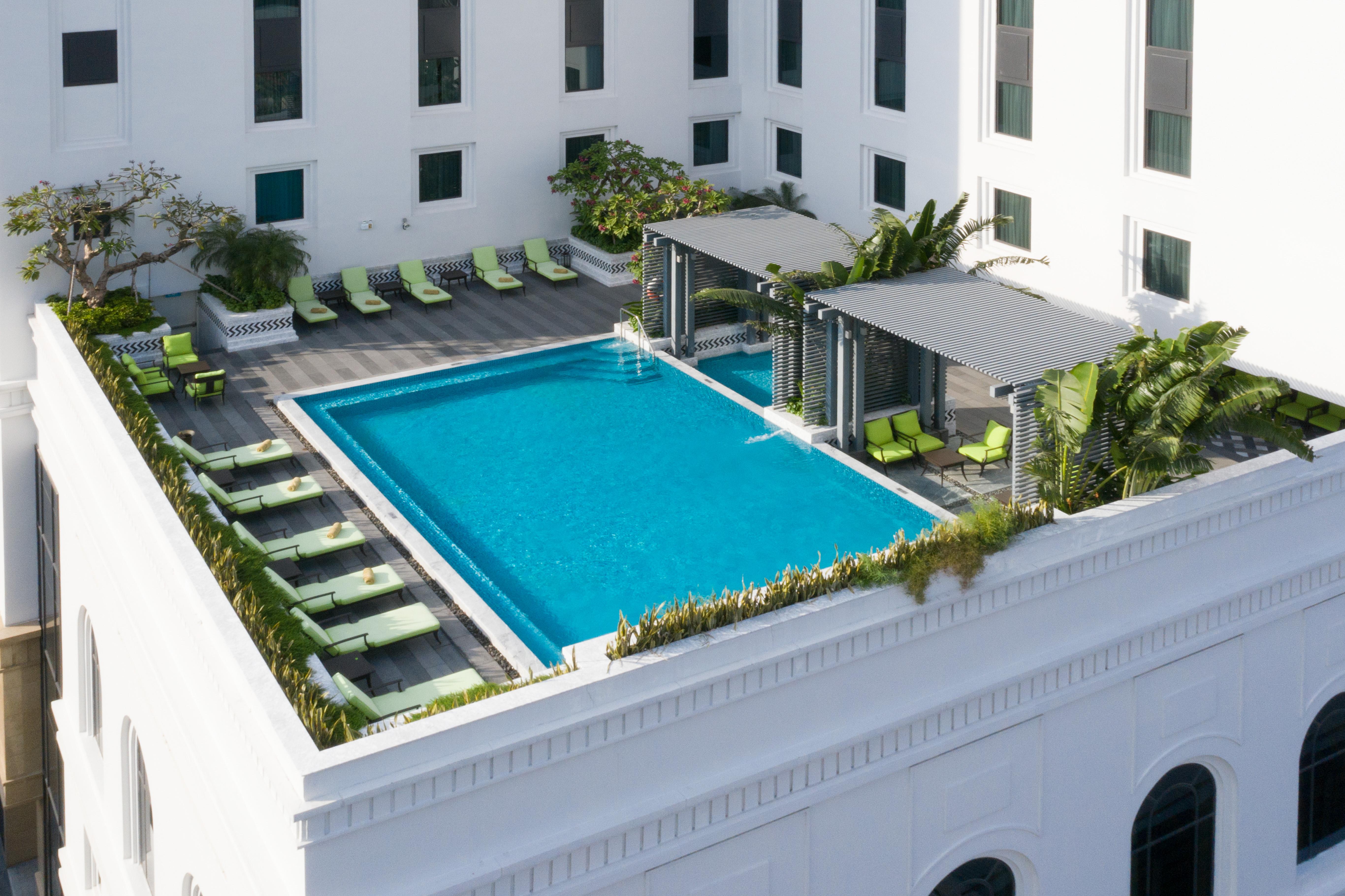 Mai House Saigon Hotel Ho Chi Minh Zewnętrze zdjęcie The hotel's rooftop pool