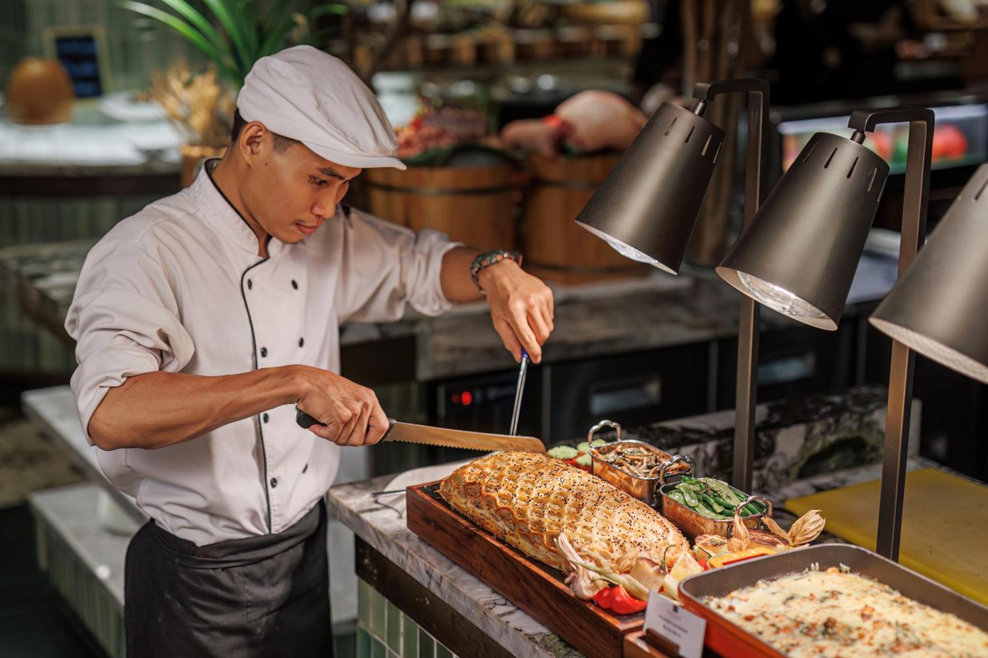 Mai House Saigon Hotel Ho Chi Minh Zewnętrze zdjęcie A chef carving a roast