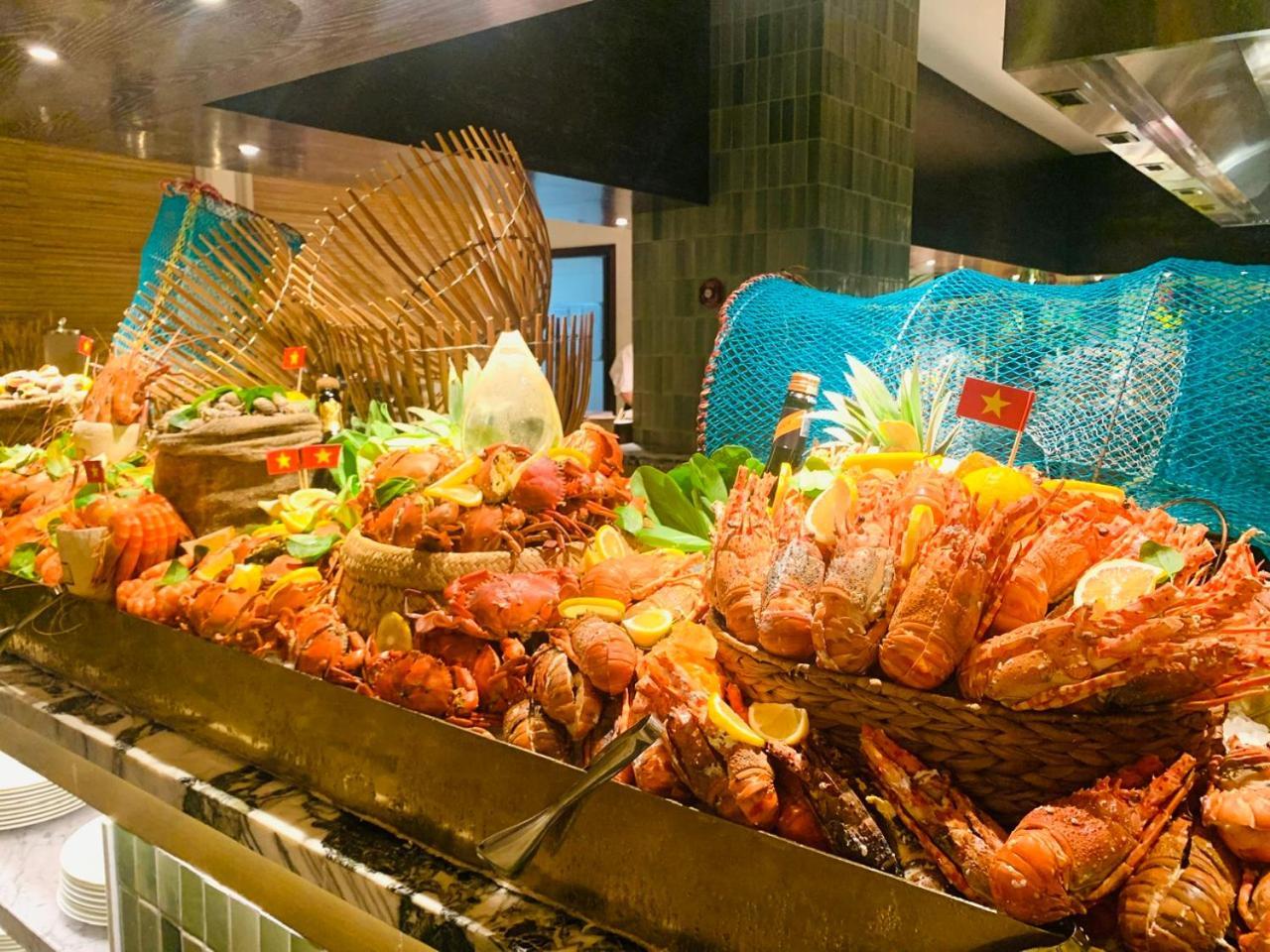 Mai House Saigon Hotel Ho Chi Minh Zewnętrze zdjęcie A seafood buffet