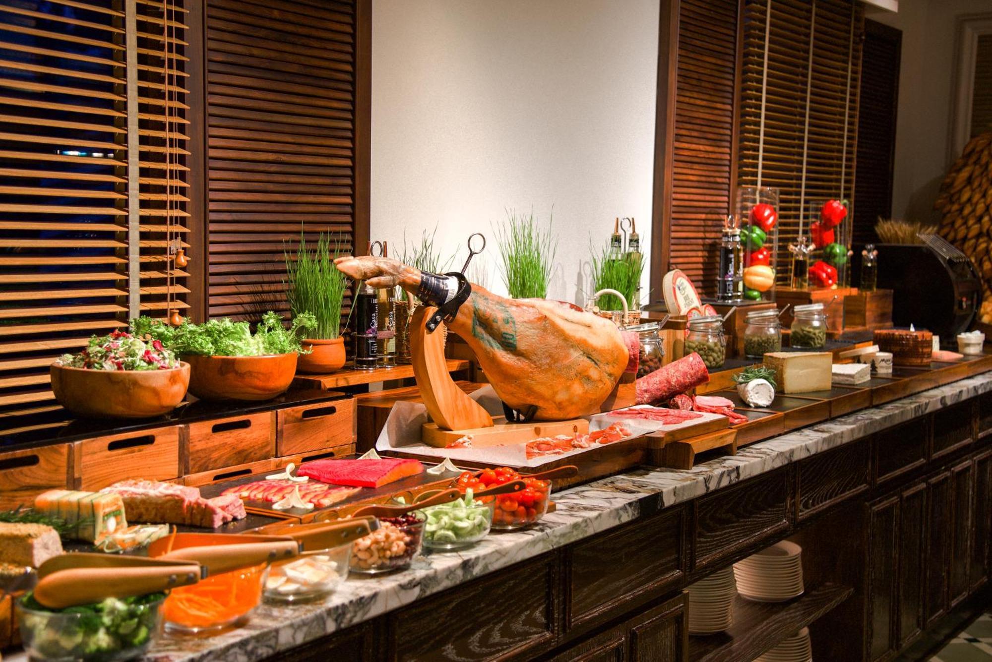 Mai House Saigon Hotel Ho Chi Minh Zewnętrze zdjęcie A jamón ibérico bar