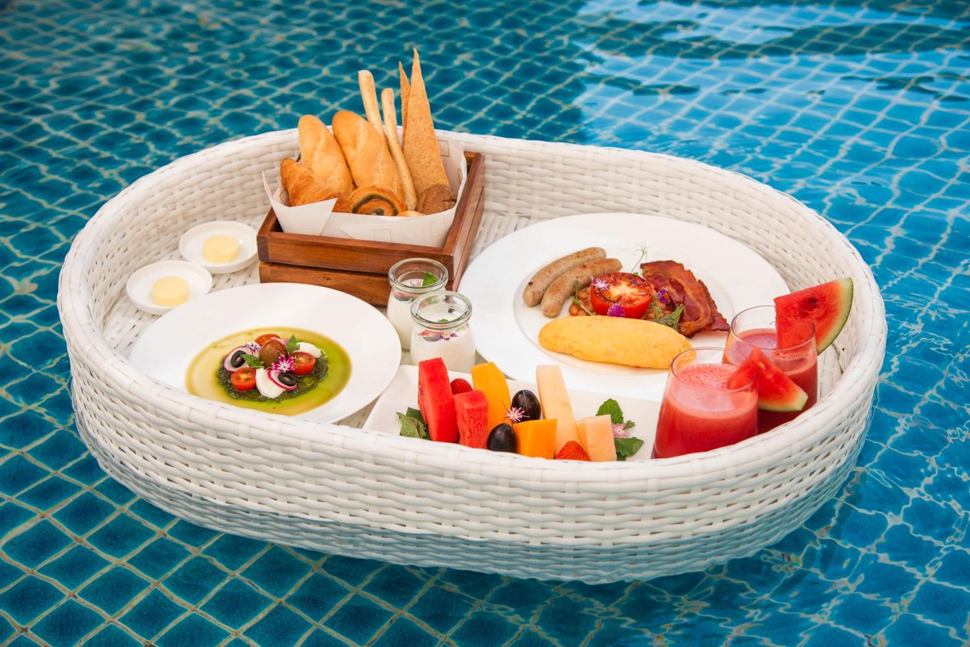 Mai House Saigon Hotel Ho Chi Minh Zewnętrze zdjęcie A floating breakfast at a resort in Bali, Indonesia